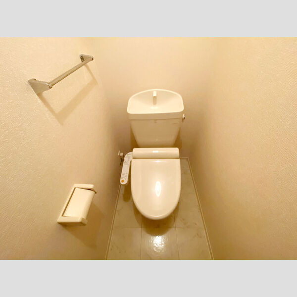 トイレ (温水洗浄便座付きトイレです。)