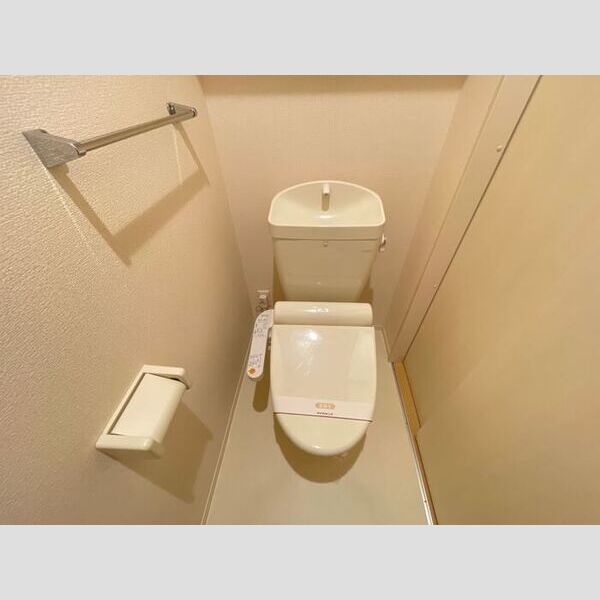 トイレ (温水洗浄便座付きトイレです。)