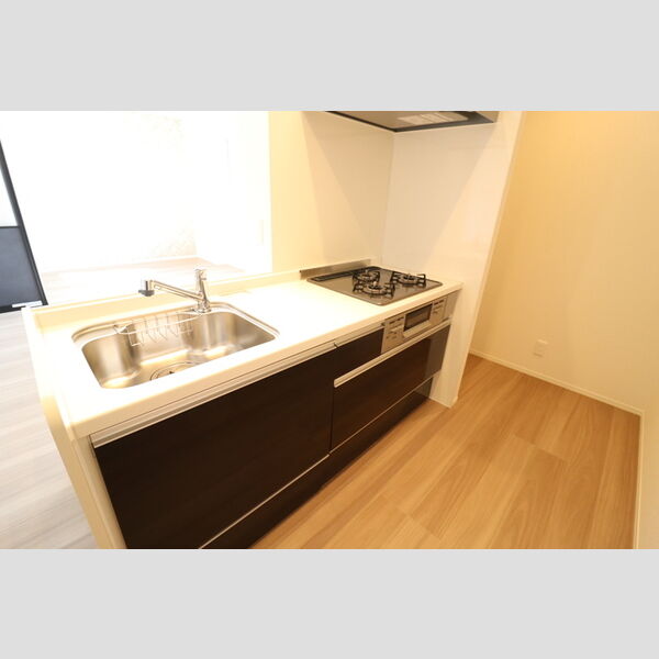 キッチン (3口コンロ付きシステムキッチンです。)