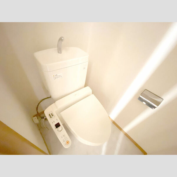 トイレ (温水洗浄便座付きトイレです。)