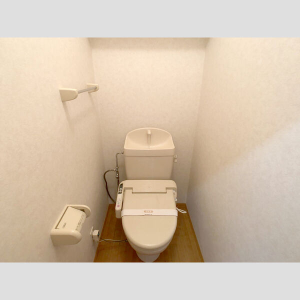 トイレ (温水洗浄便座付きトイレです。)