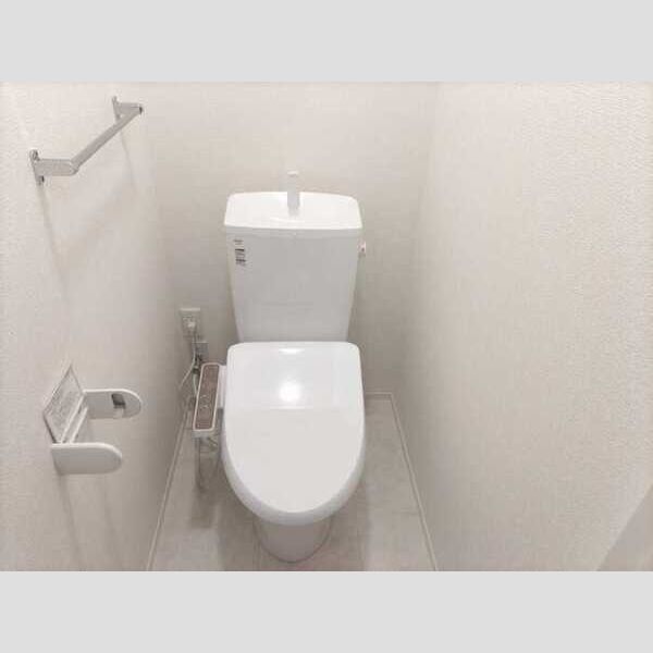トイレ (温水洗浄便座付きトイレです。)