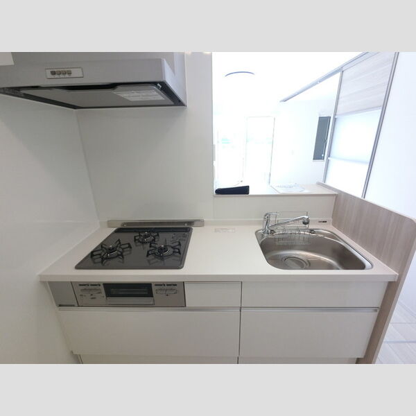 キッチン (3口コンロ付きシステムキッチンです。)