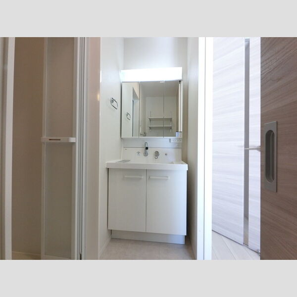 洗面所 (三面鏡付き洗面化粧台)