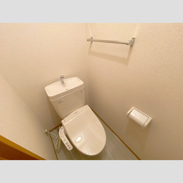 トイレ (温水洗浄便座付きトイレです。)