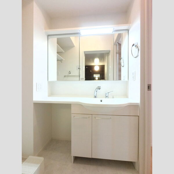 洗面所 (三面鏡付き洗面化粧台)