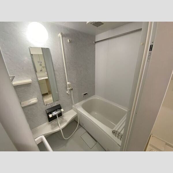 バス (浴室換気乾燥機付きの浴槽です。)