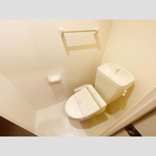 トイレ (温水洗浄便座付きトイレです。)