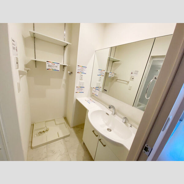 洗面所 (三面鏡付きカウンター洗面化粧台)