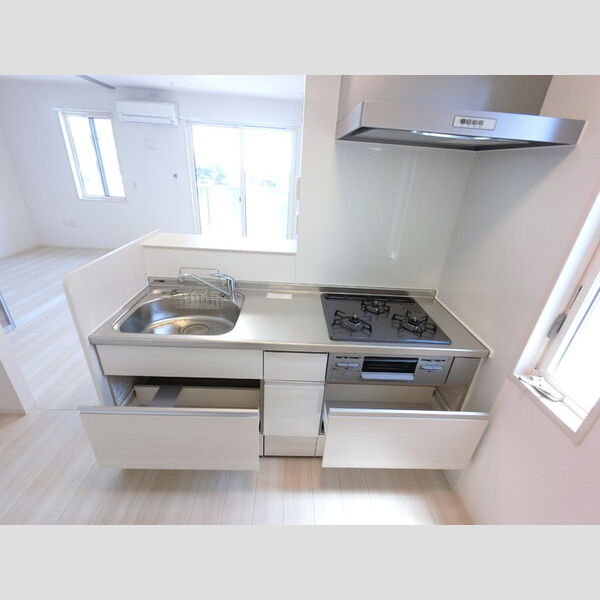 キッチン (3口コンロ付きシステムキッチンです。)