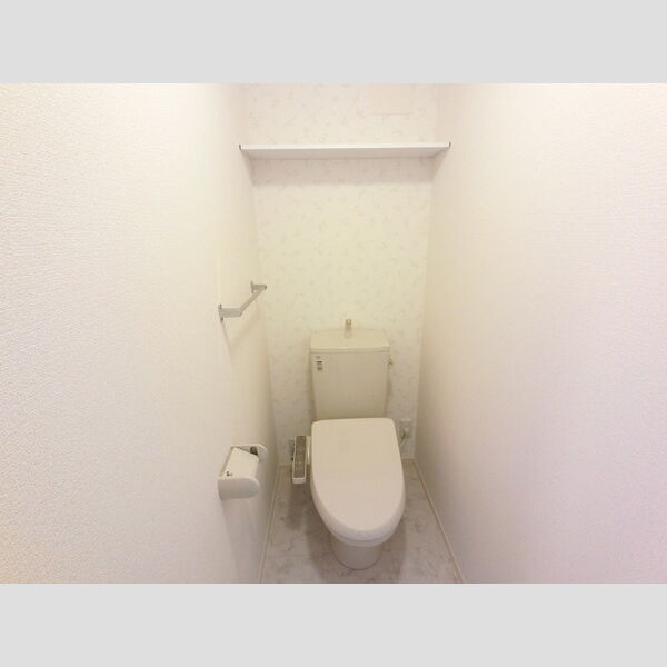 トイレ (温水洗浄便座付きトイレです。)