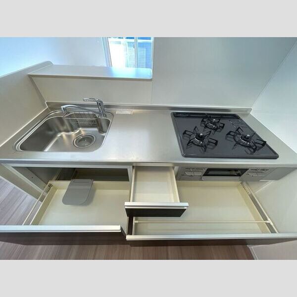 キッチン (3口コンロ付きシステムキッチンです。)