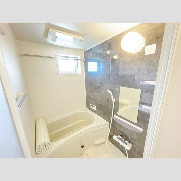 バス (浴室換気乾燥機付きの浴槽です。)