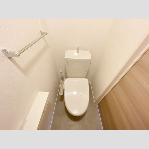 トイレ (温水洗浄便座付きトイレです。)