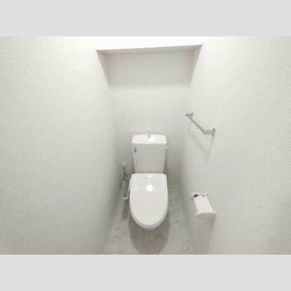 トイレ (温水洗浄便座付きトイレです。)