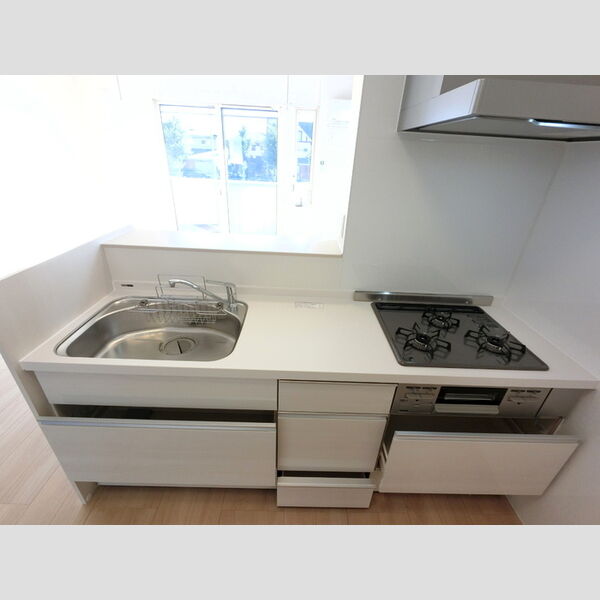 キッチン (3口コンロ付きシステムキッチンです。)