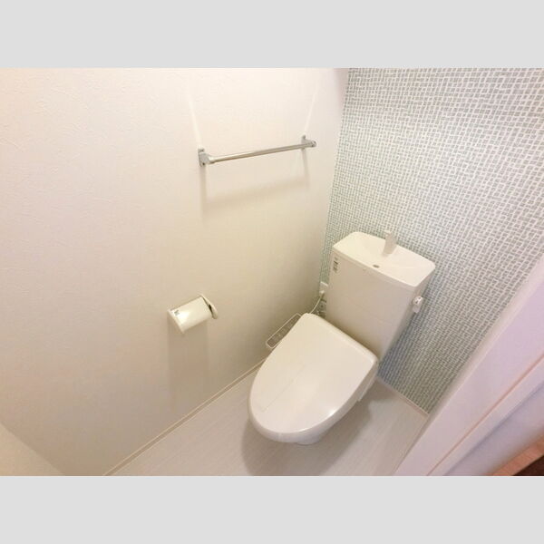 トイレ (温水洗浄便座付きトイレです。)