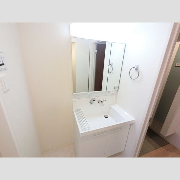 洗面所 (三面鏡付き洗面化粧台)