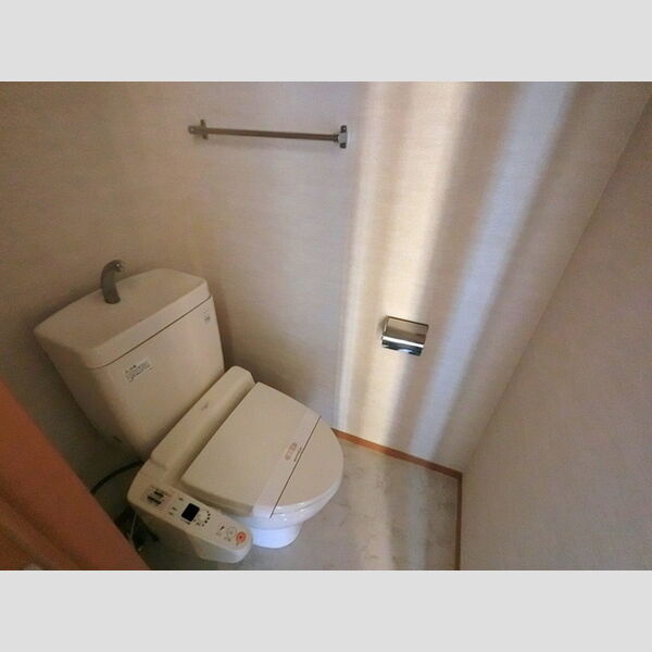 トイレ (温水洗浄便座付きトイレです。)