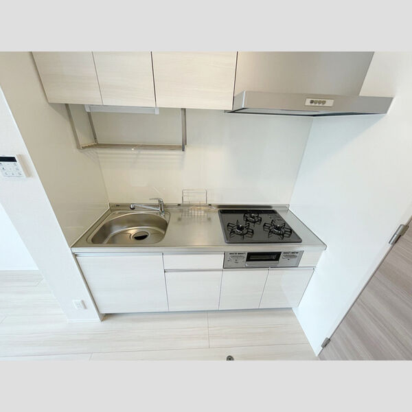 キッチン (3口コンロ付きシステムキッチンです。)