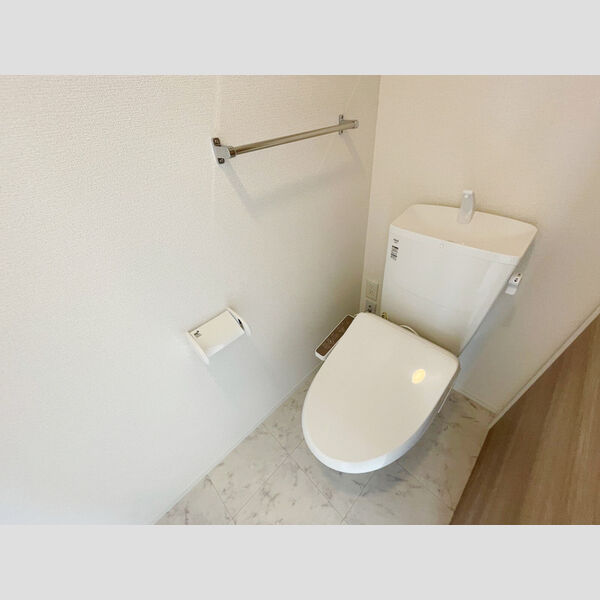 トイレ (温水洗浄便座付きトイレです。)