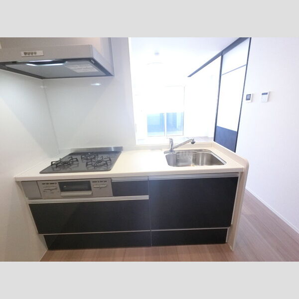 キッチン (3口コンロ付きシステムキッチンです。)