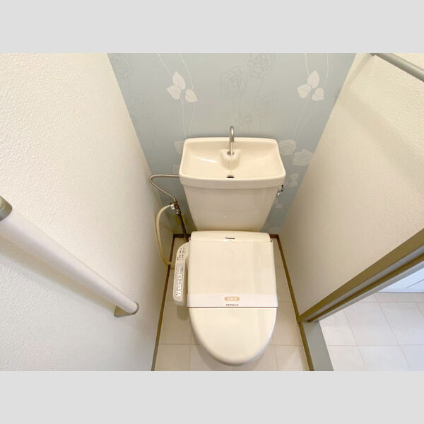 トイレ (温水洗浄便座付きトイレです。)