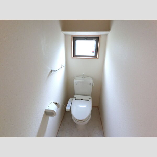 トイレ (温水洗浄便座付きトイレです。)