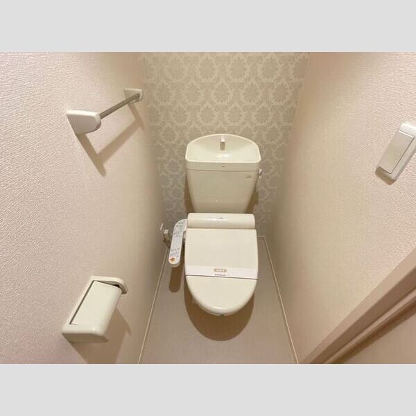 トイレ (温水洗浄便座付きトイレです。)