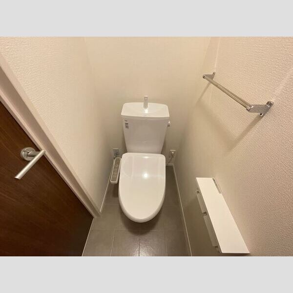 トイレ (温水洗浄便座付きトイレです。)