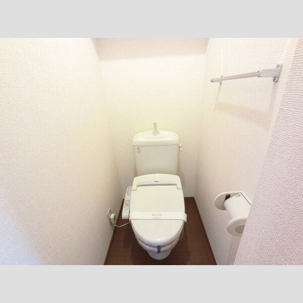 トイレ (温水洗浄便座付きトイレです。)