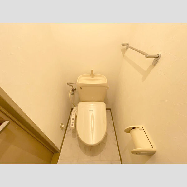 トイレ (温水洗浄便座付きトイレです。)