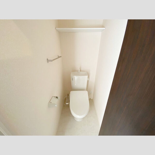 トイレ (温水洗浄便座付きトイレです。)