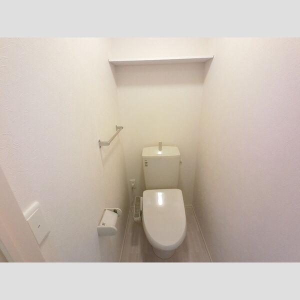 トイレ (温水洗浄便座付きトイレです。)