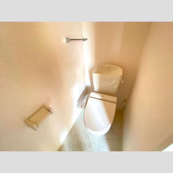 トイレ (温水便座付きトイレです。)