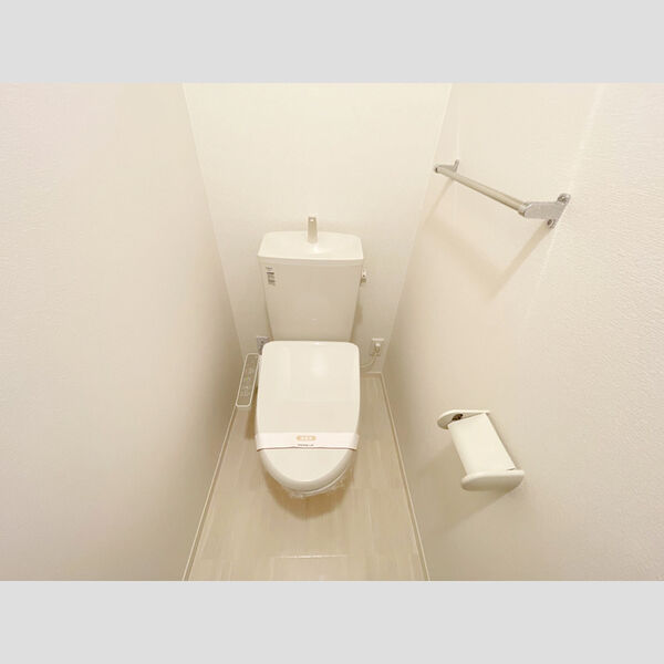 トイレ (温水洗浄便座付きトイレです。)
