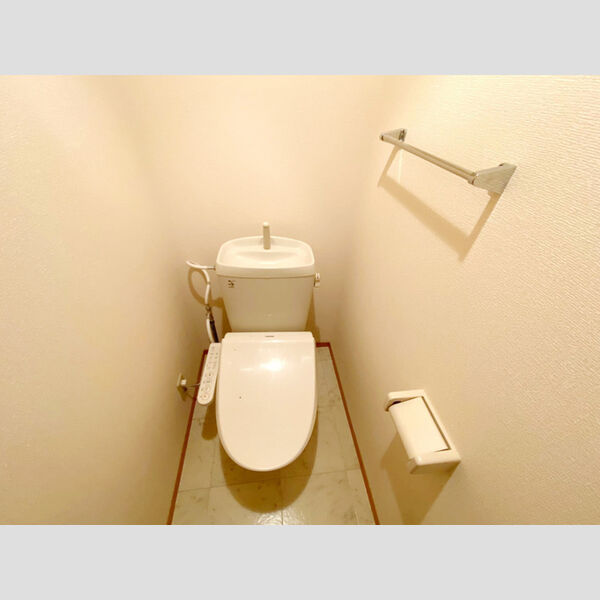 トイレ (温水洗浄便座付きトイレです。)