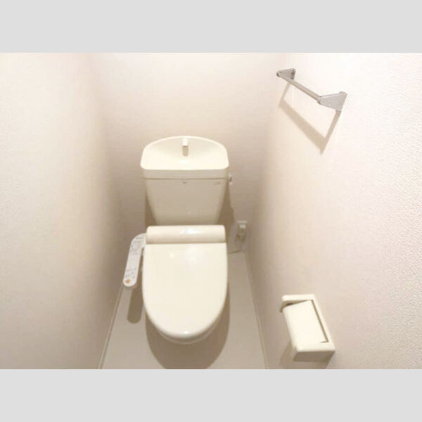 トイレ (温水洗浄便座付きトイレです。)