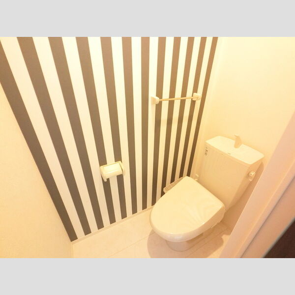トイレ (温水洗浄便座付きトイレです。)