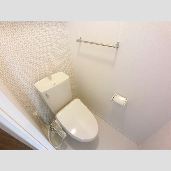 トイレ (温水洗浄便座付きトイレです。)