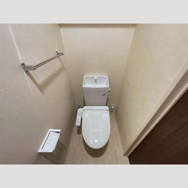 トイレ (温水洗浄便座付きトイレです。)