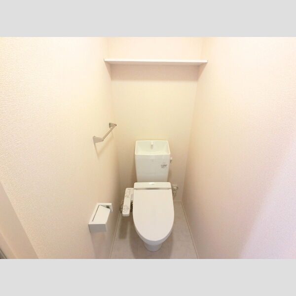 トイレ (温水洗浄便座付きトイレです。)
