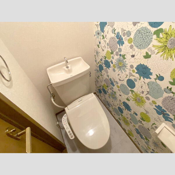トイレ (温水洗浄便座付きトイレです。)
