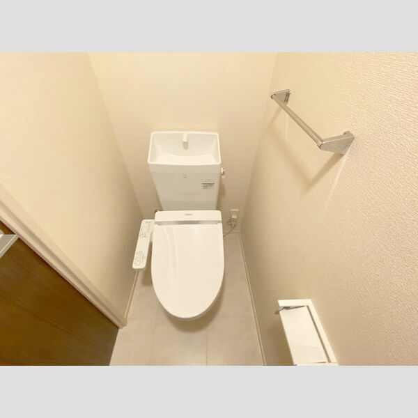 トイレ (温水洗浄便座付きトイレです。)