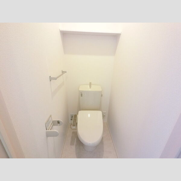 トイレ (温水洗浄便座付きトイレです。)