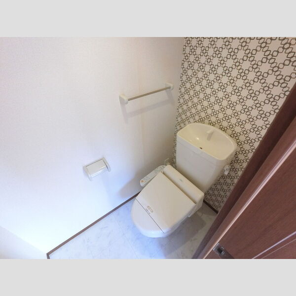 トイレ (温水洗浄便座付きトイレです。)
