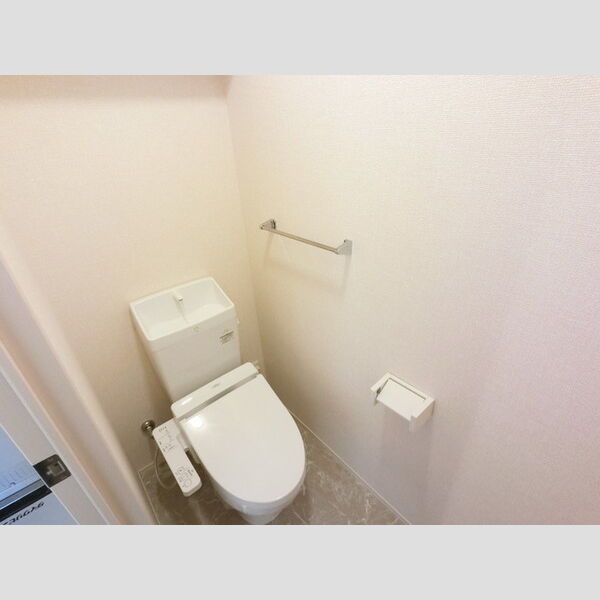 トイレ (温水洗浄便座付きトイレです。)