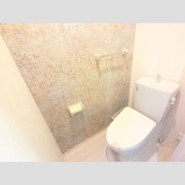 トイレ (温水洗浄便座付きトイレです。)