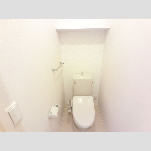 トイレ (温水洗浄便座付きトイレです。)