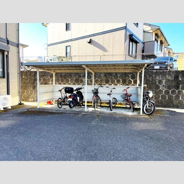 現地周辺 (駐輪場)